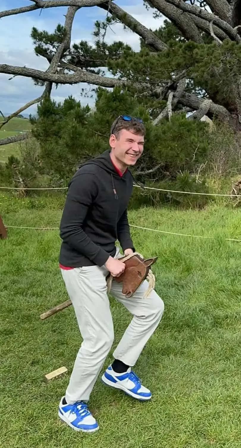 Chłopak z koniem na kiju